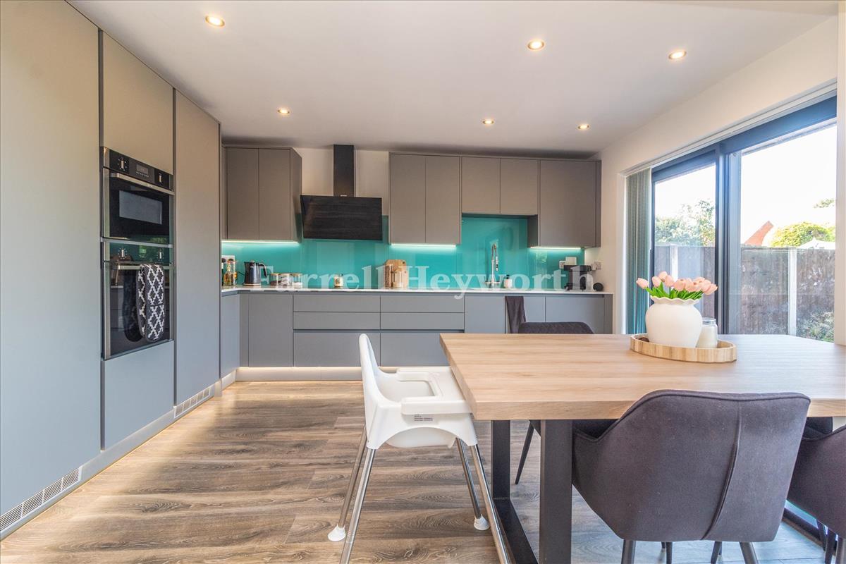 Kitchen Diner image 3