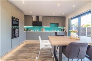 Kitchen Diner image 3