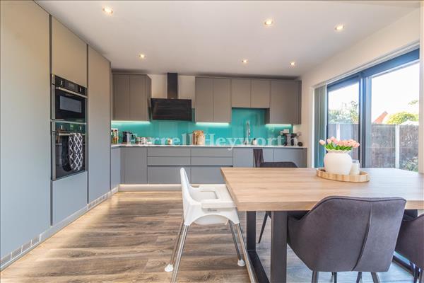 Kitchen Diner image 3