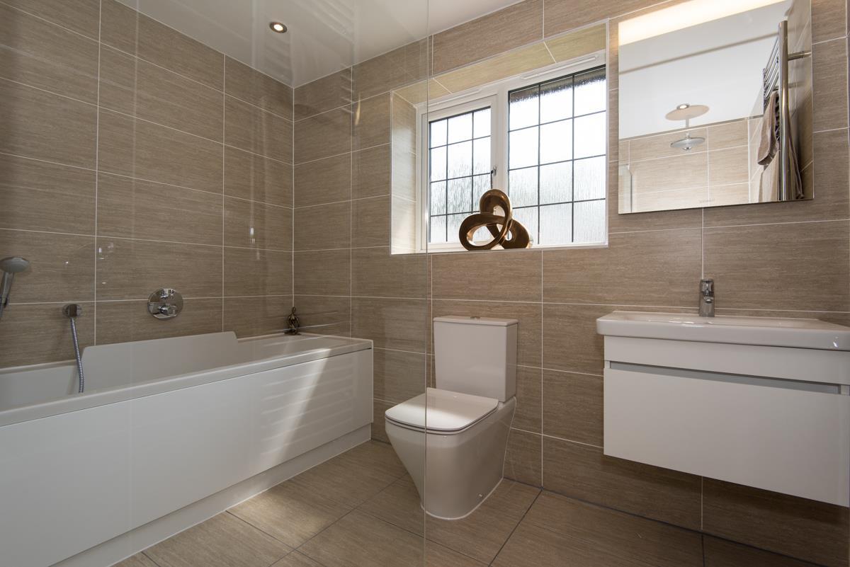 Frobisher Bathroom 4