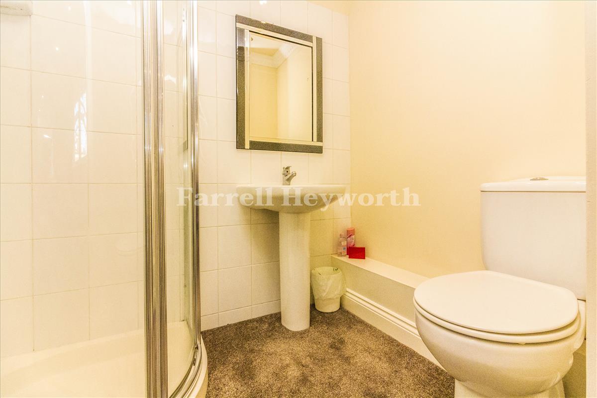 Bedroom 2 en suite image 2