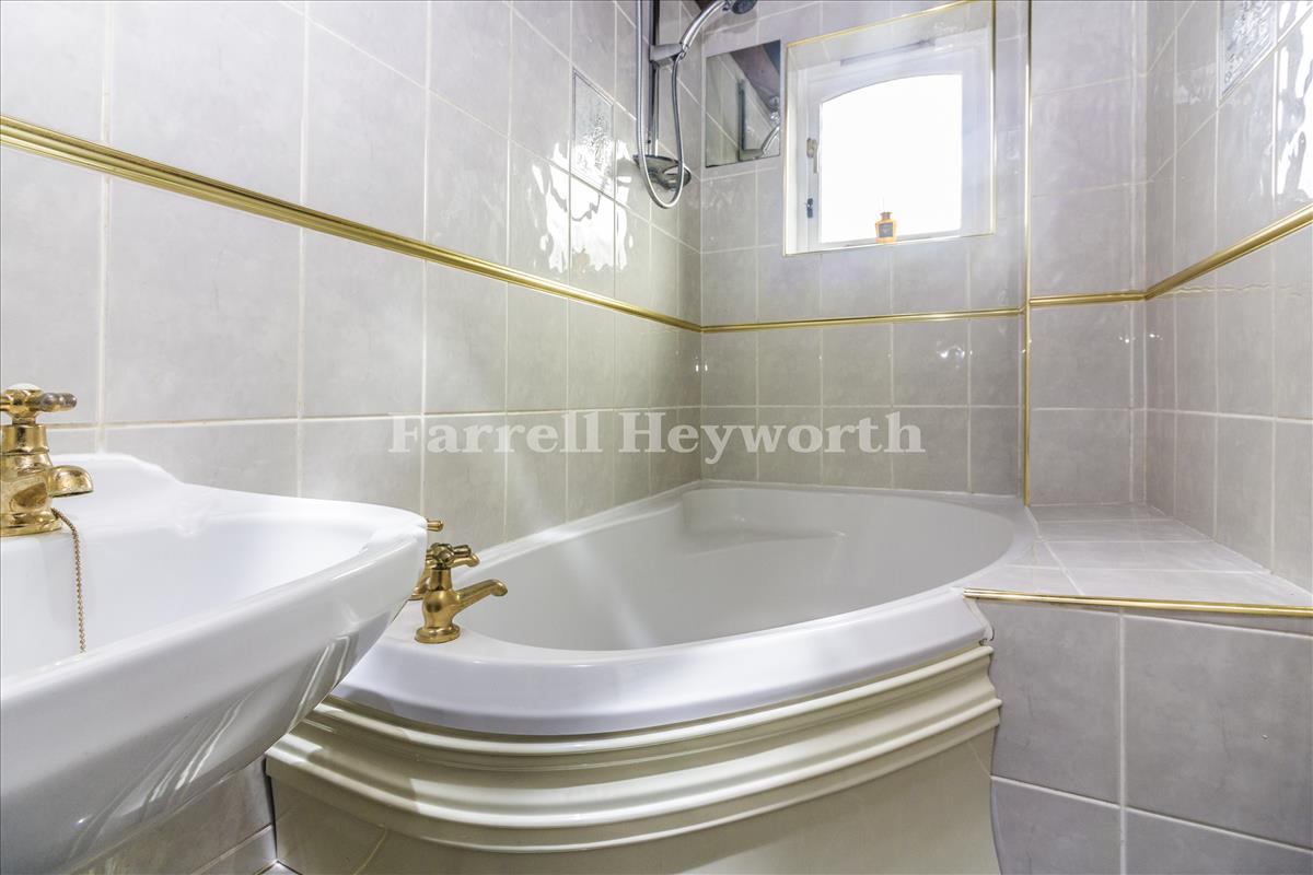 Ground Floor En Suite