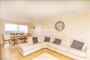Lounge and dining 4