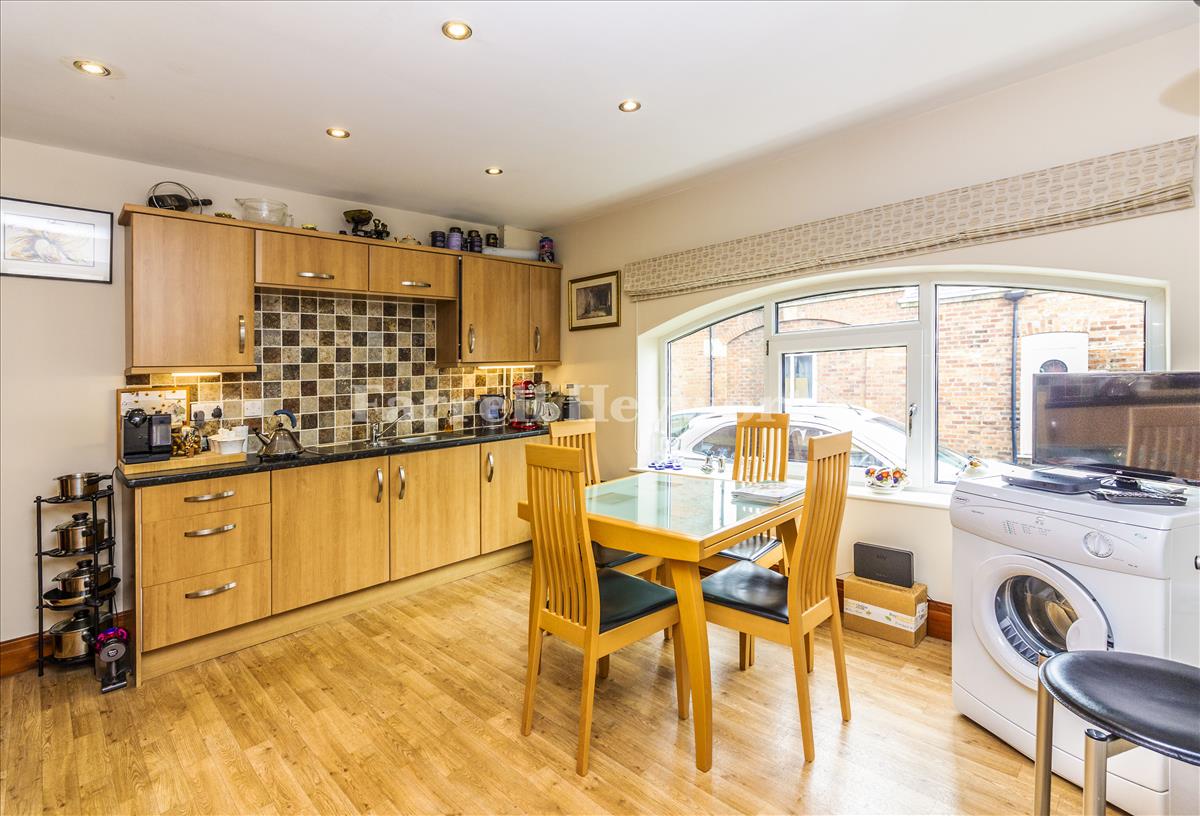 Kitchen Diner image 3