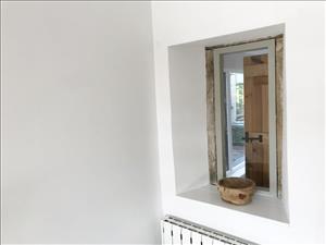 Lounge feature window