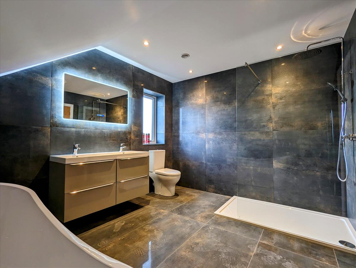 Master En Suite New 2