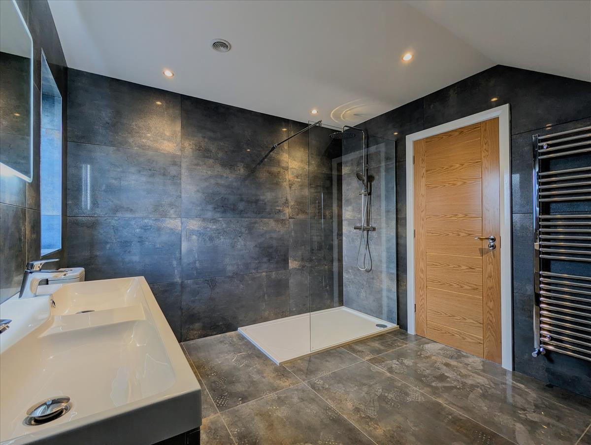 Master En Suite New 3