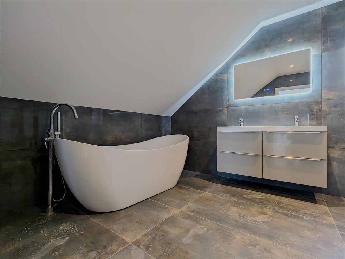 Master En Suite New 4