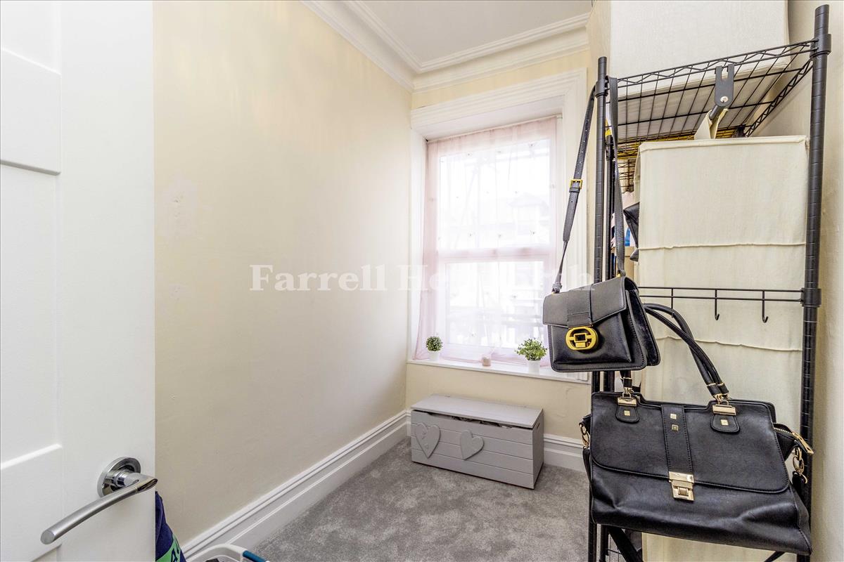 Walk in wardrobe/Bedroom