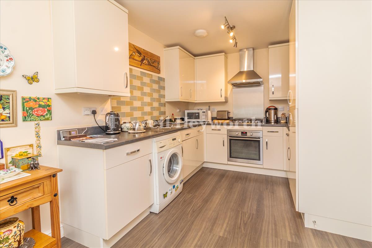 Kitchen Diner image 3