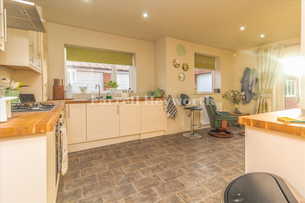 Kitchen Diner image 3