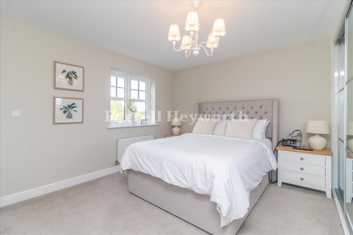 Bedroom 1 image 3