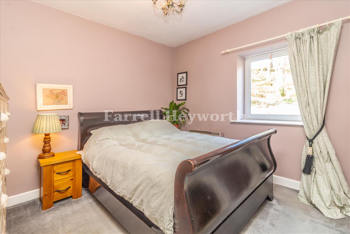 Bedroom 1 image 2