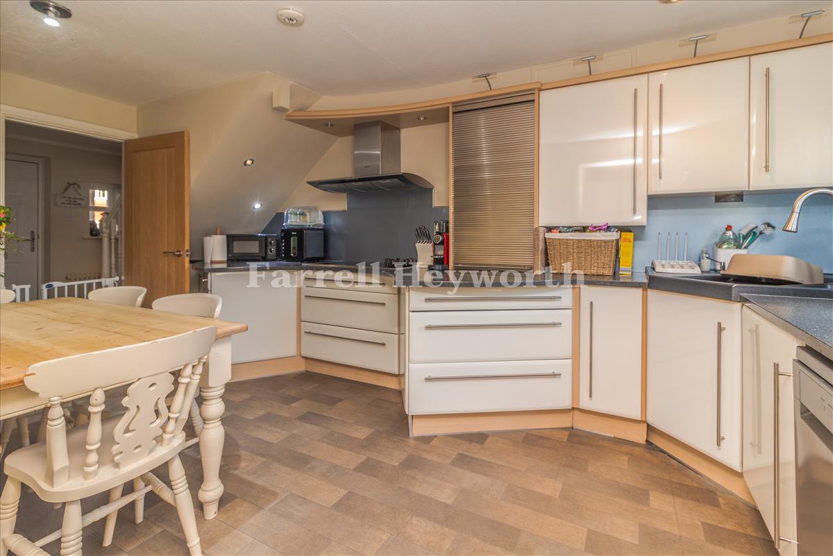 Kitchen Diner image 3
