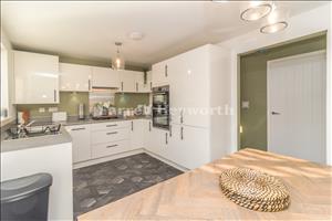Kitchen Diner image 3