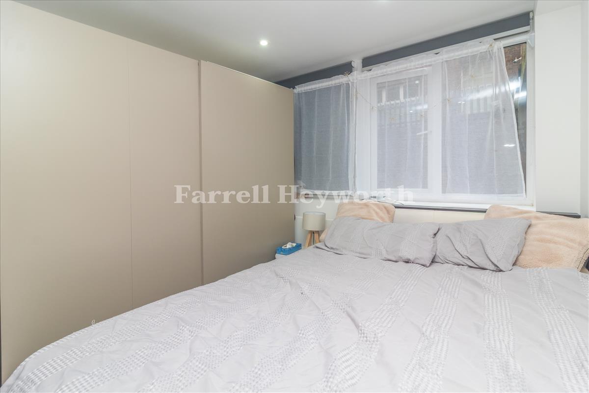 Bedroom 1 image 3