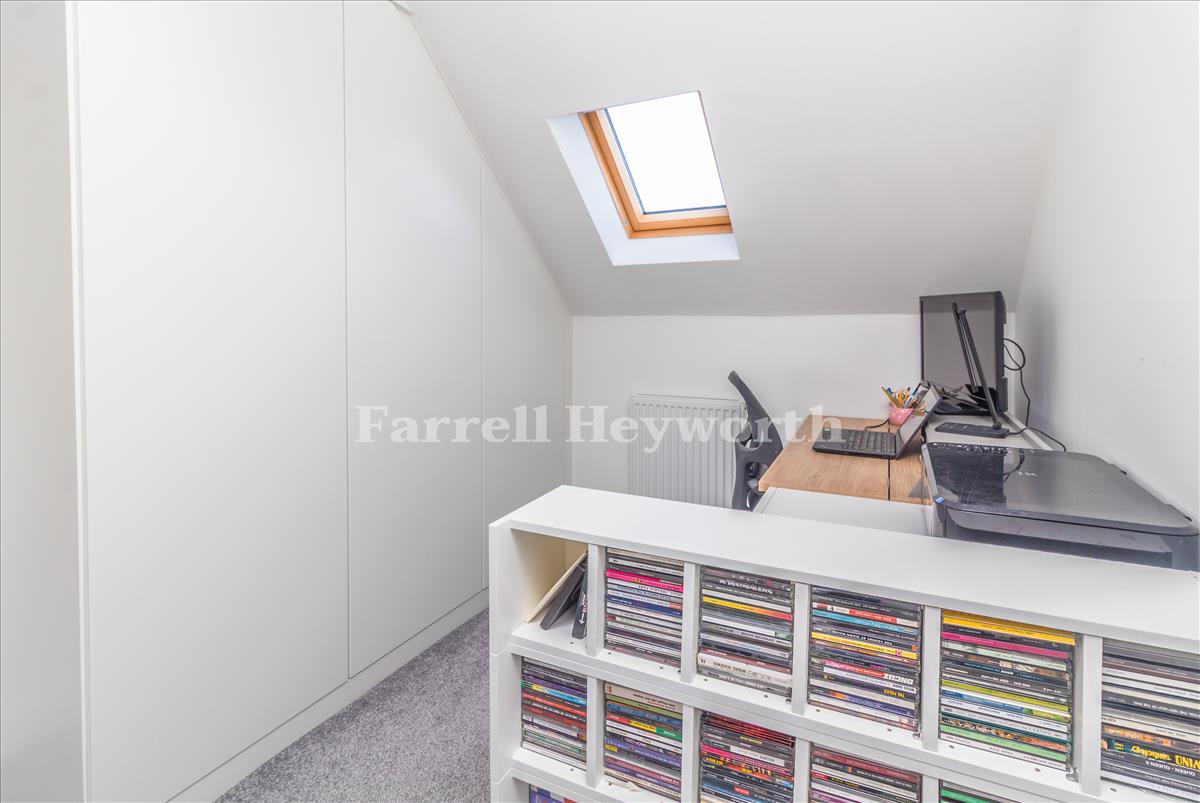 Master Bed study area