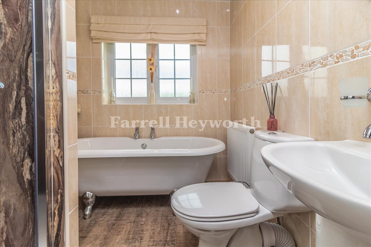 Master en suite image 2