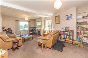 Lounge image 2