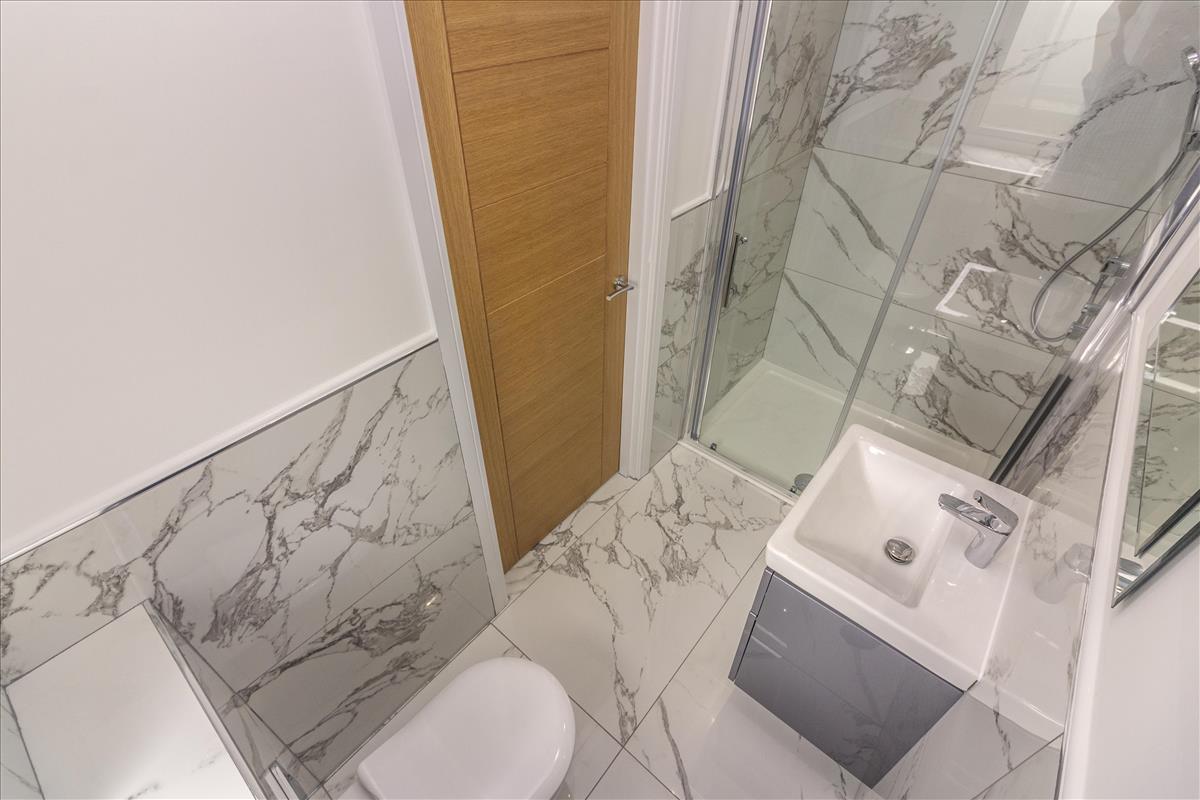 Bedroom Two En Suite b