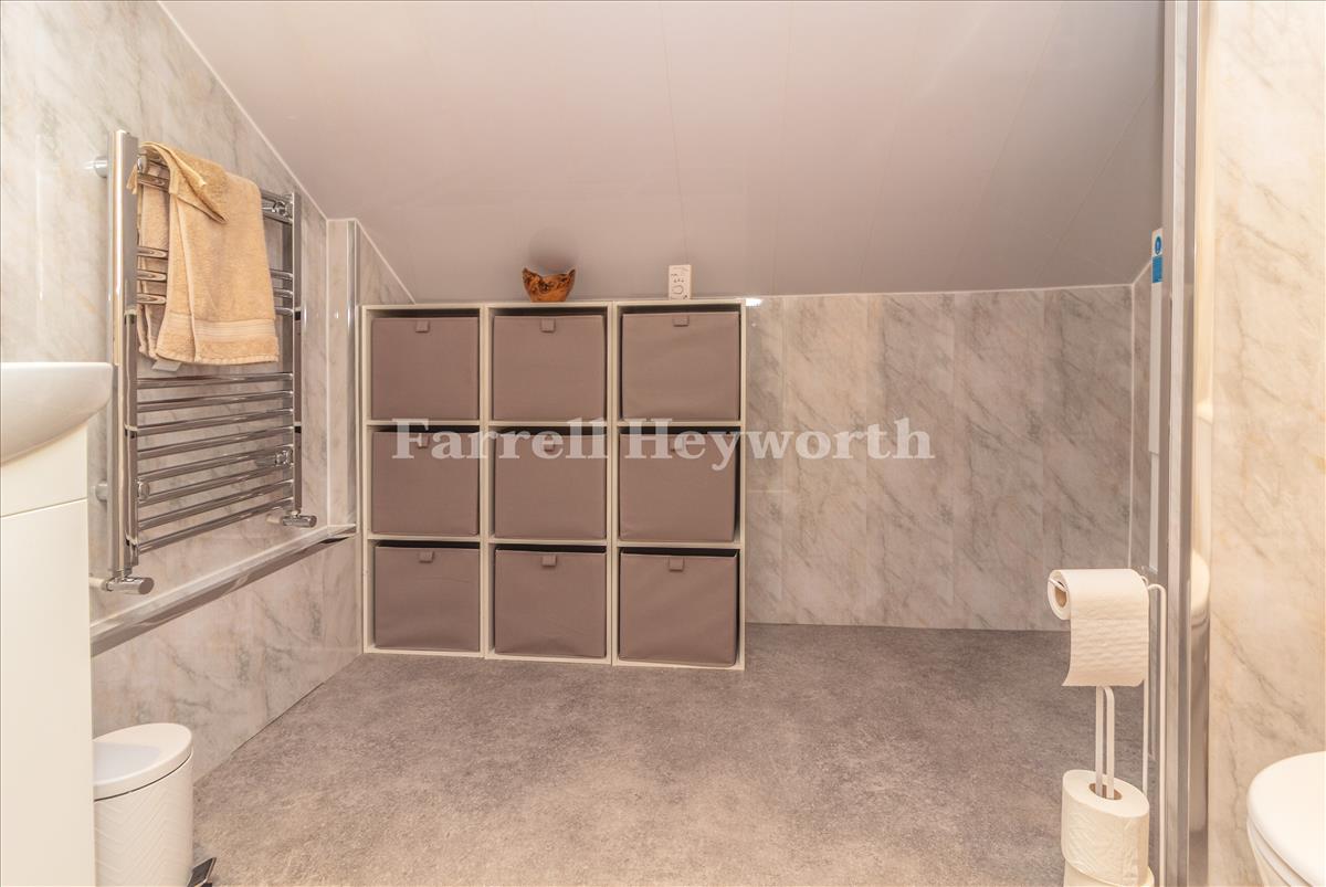 Bed 2 en suite image 2