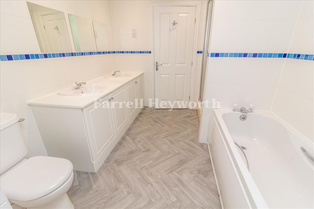 Master En Suite image 2