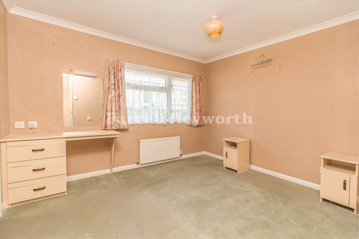 Bedroom 1 image 2