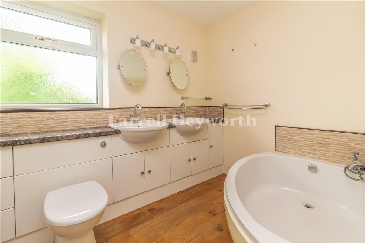Master En Suite image 2