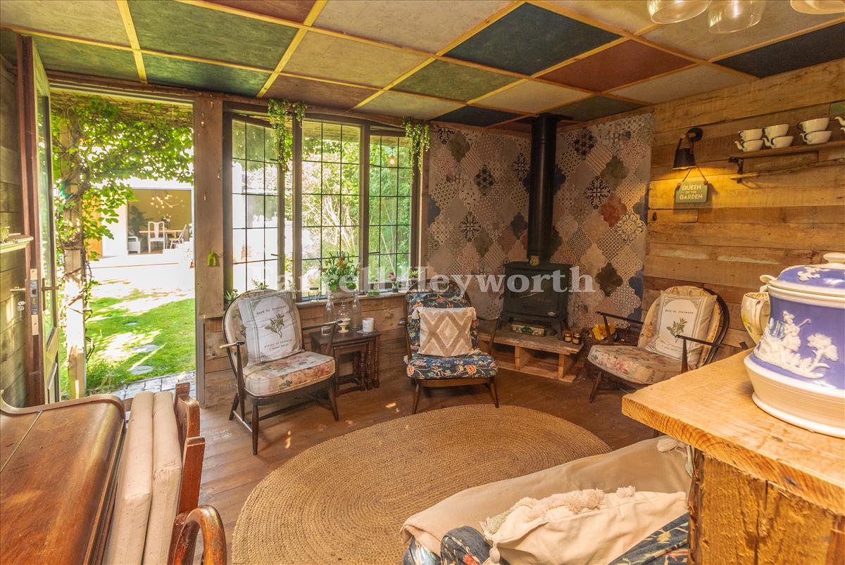 Summer House image 2