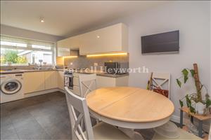 Kitchen Diner image 3