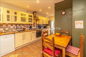Kitchen Diner image 3
