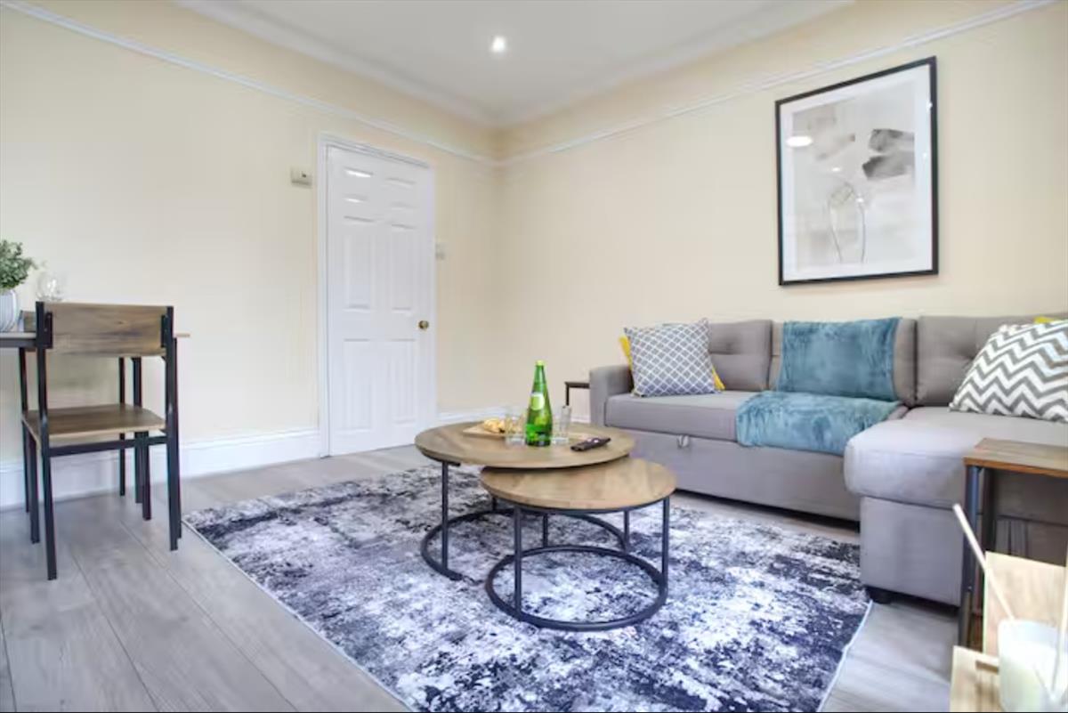 Flat 2 Living room 4