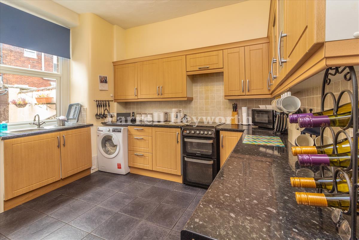 Kitchen Diner image 3