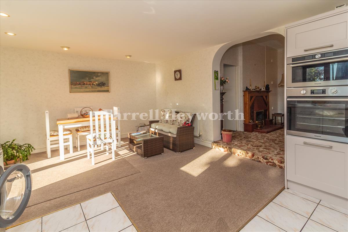 Kitchen Diner image 4