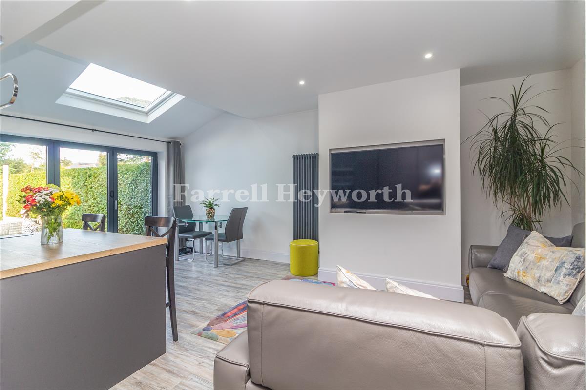 Kitchen Diner image 6