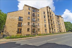Lune Square Exterior