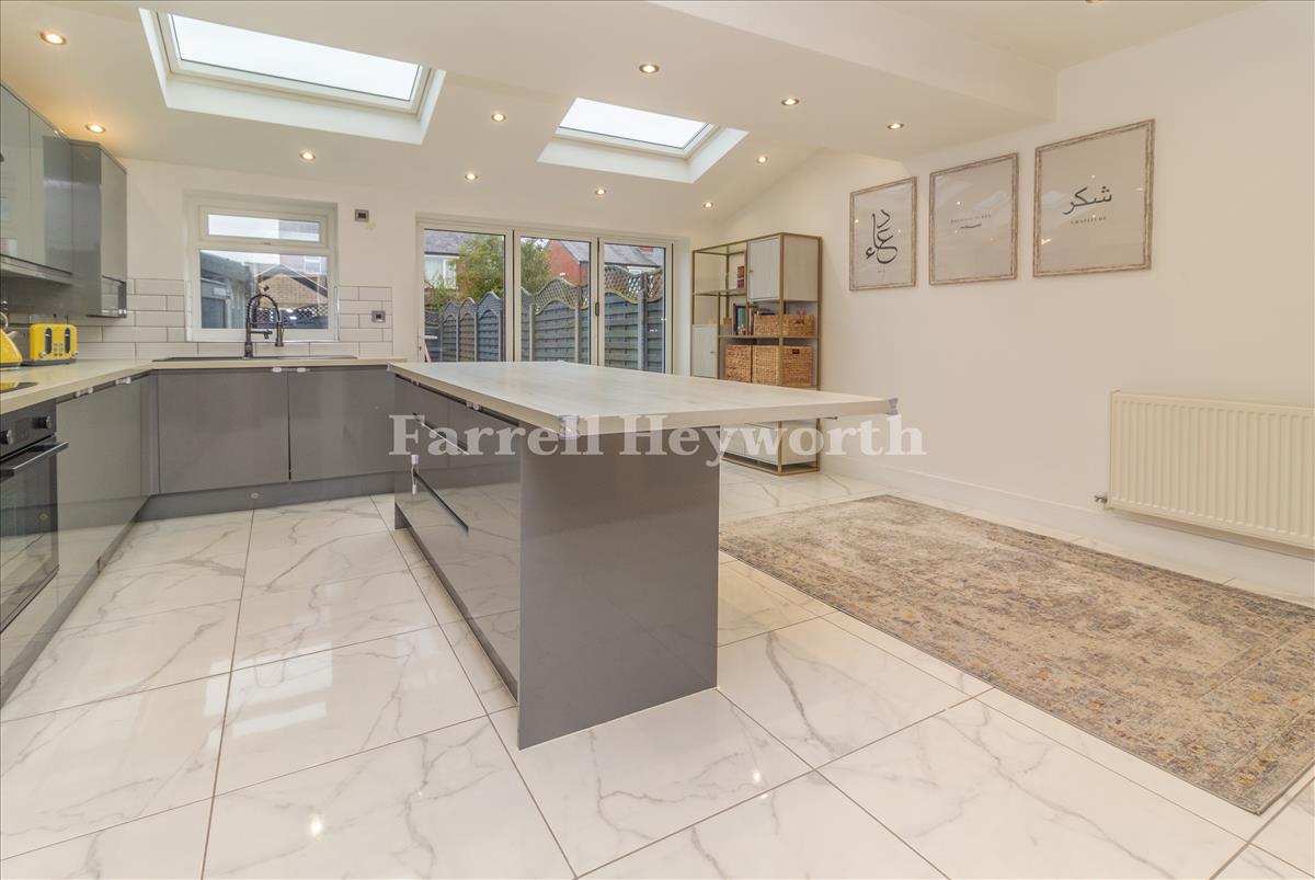 Kitchen Diner image 4