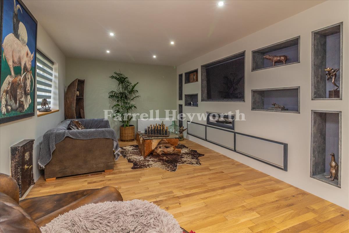 Lounge image 2