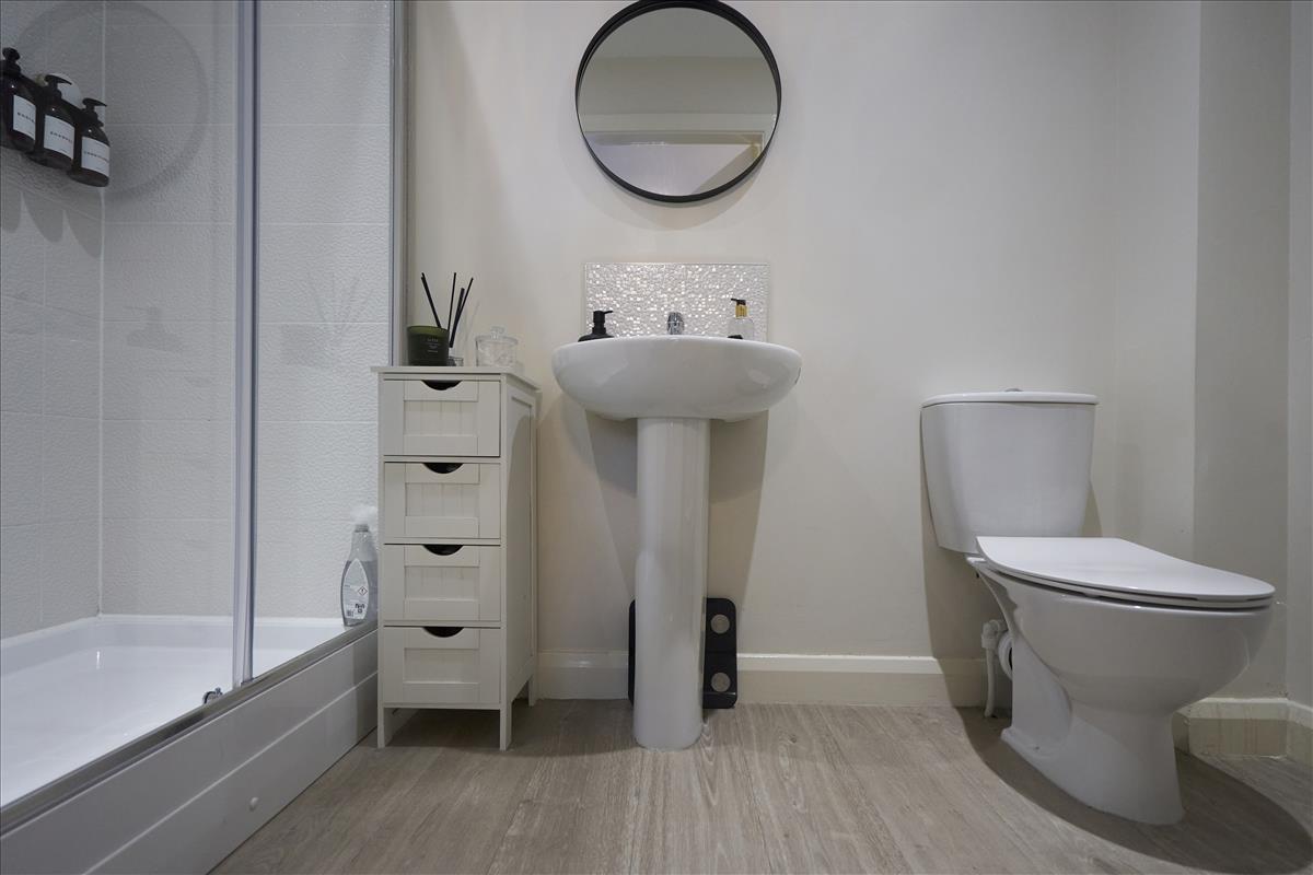 Bedroom 1 En Suite 2