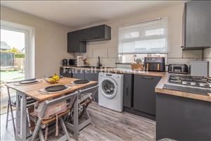 Kitchen Diner image 2