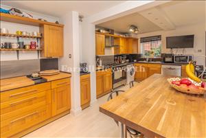 Kitchen Diner image 3