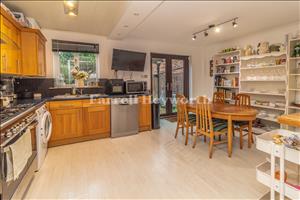 Kitchen Diner image 4