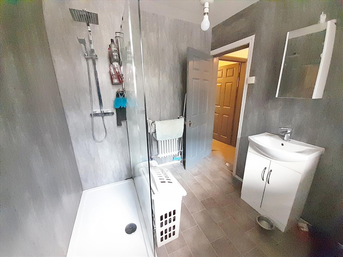 Graham Street Shower Suite