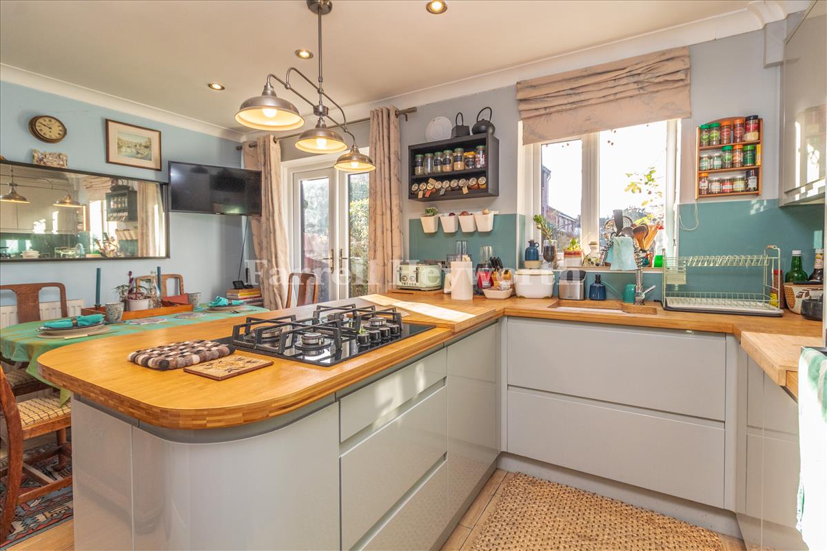 Kitchen Diner image 3