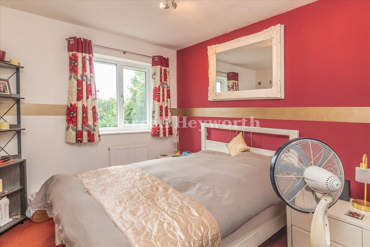 Bedroom 1 image 2