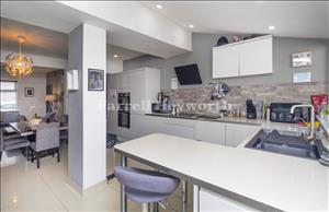 Kitchen and dining 4