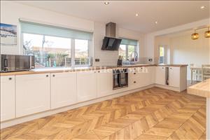 Kitchen Diner image 3