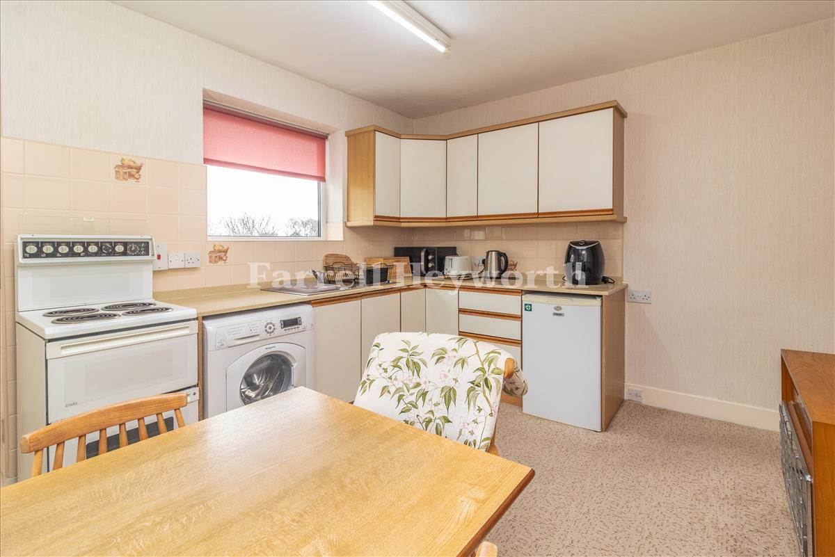 Kitchen Diner image 3