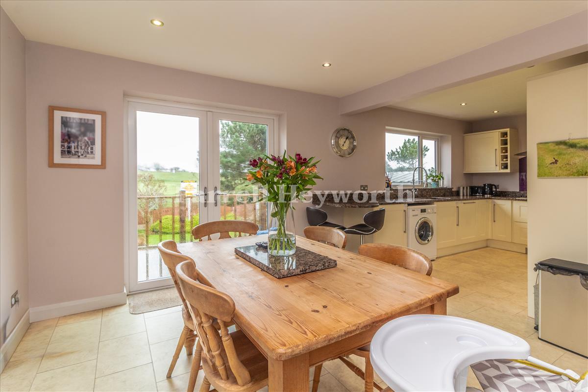 Kitchen Diner image 3