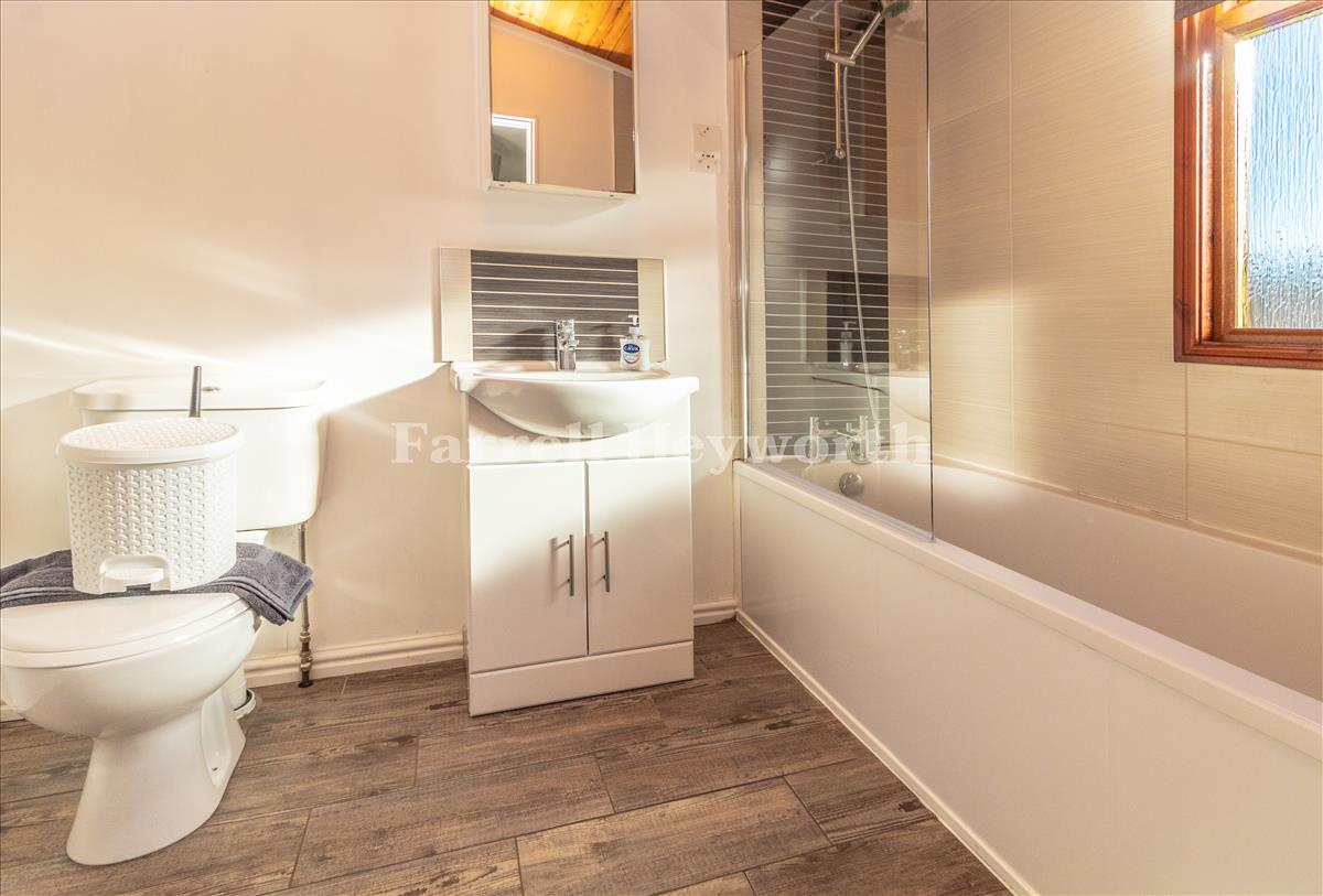 En suite bedroom 1 image 2